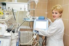 Krankenschwester kontrolliert die Werte eines Patienten auf dem Monitor